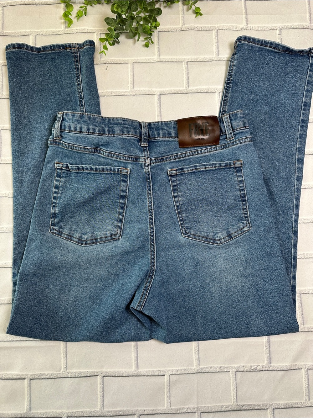Frye *  Ladies Straight Leg Denim Jeans Sz 30